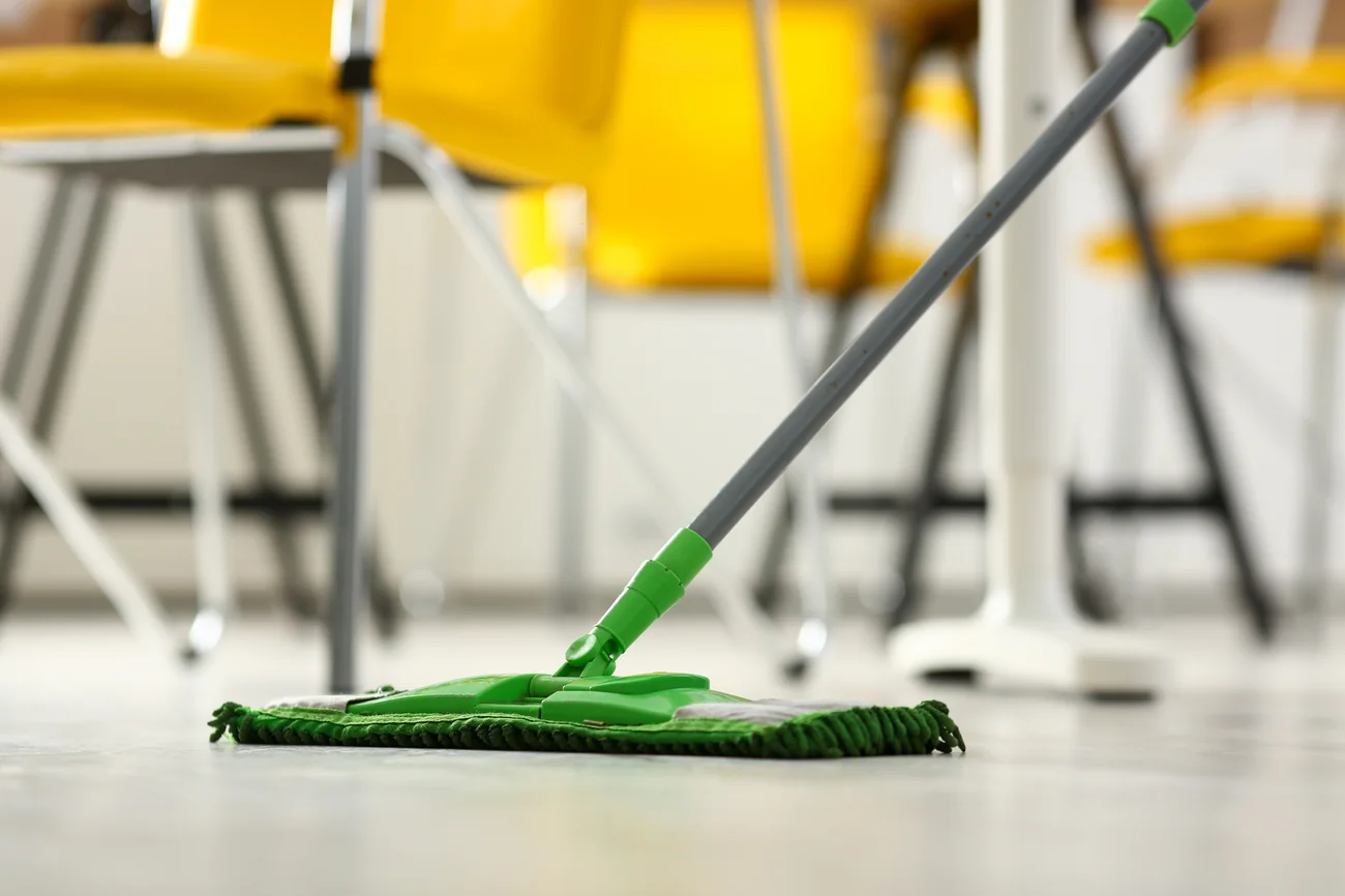 Kezelt padlóburkolat irodaházi közlekedőn